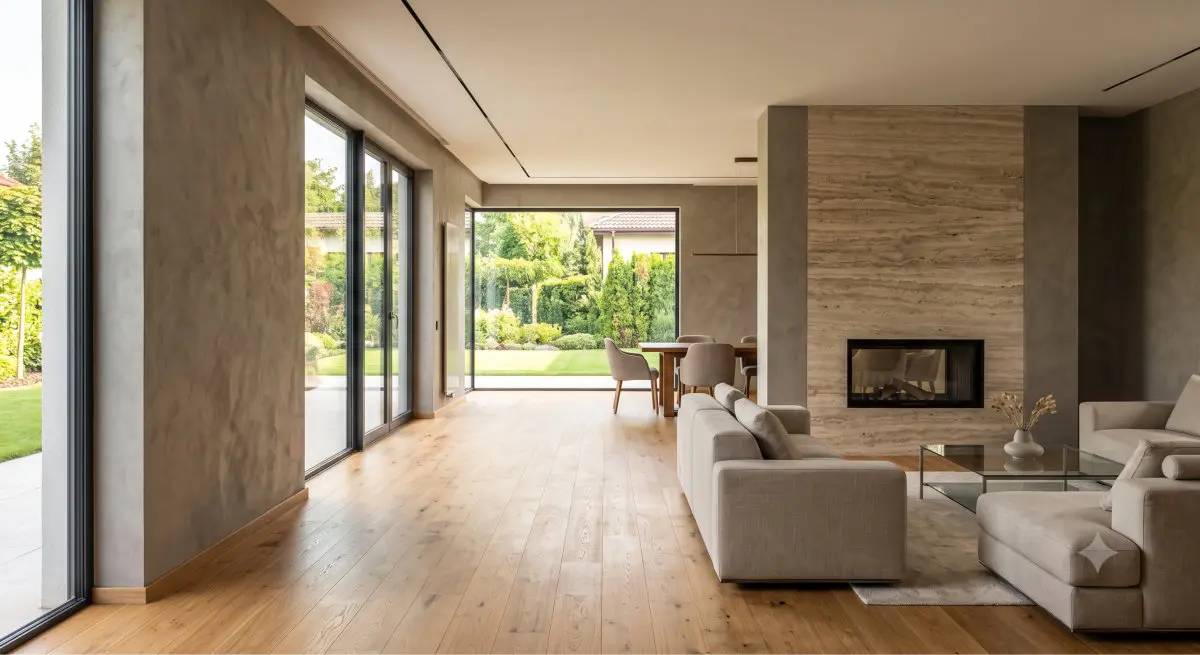 Living modern cu finisaje premium, tencuiala decorativa si semineu placat cu piatra naturala