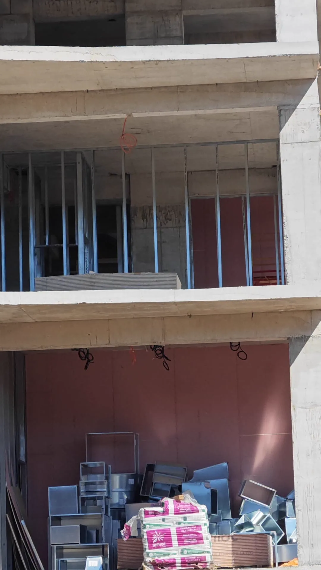 Structură metalică tavan fals cu montanți și profile, vedere spre fereastră