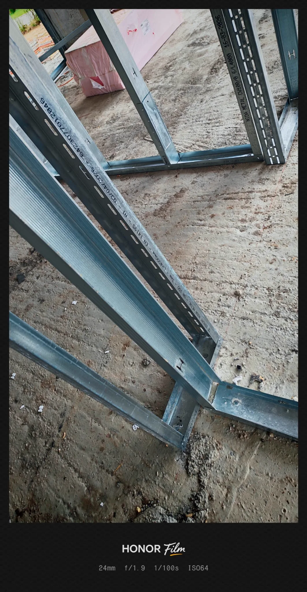 Detaliu placă de vată minerală bazaltică montată la colț de fațadă