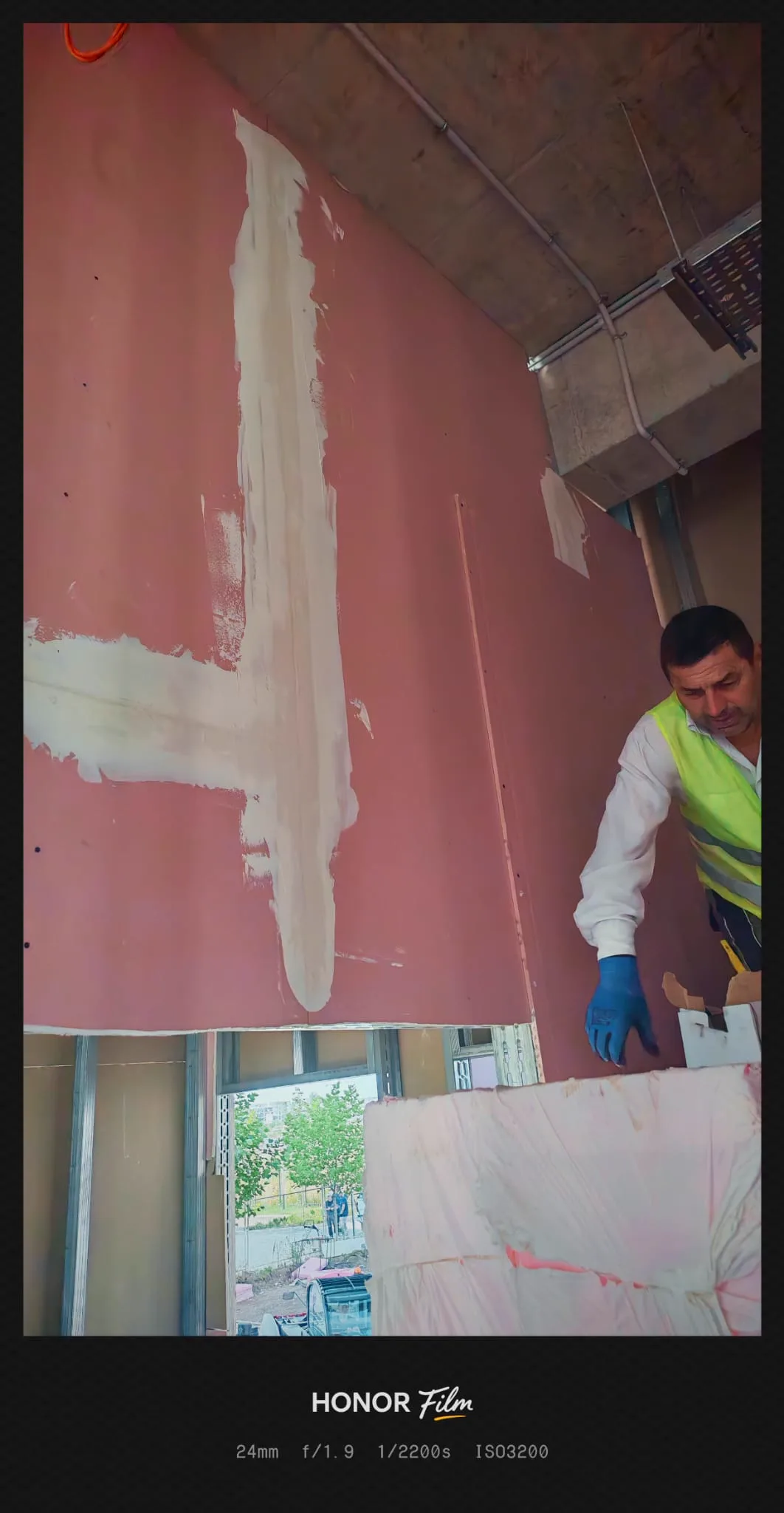 Șantier de construcție bloc de locuințe, structură din beton armat și macara
