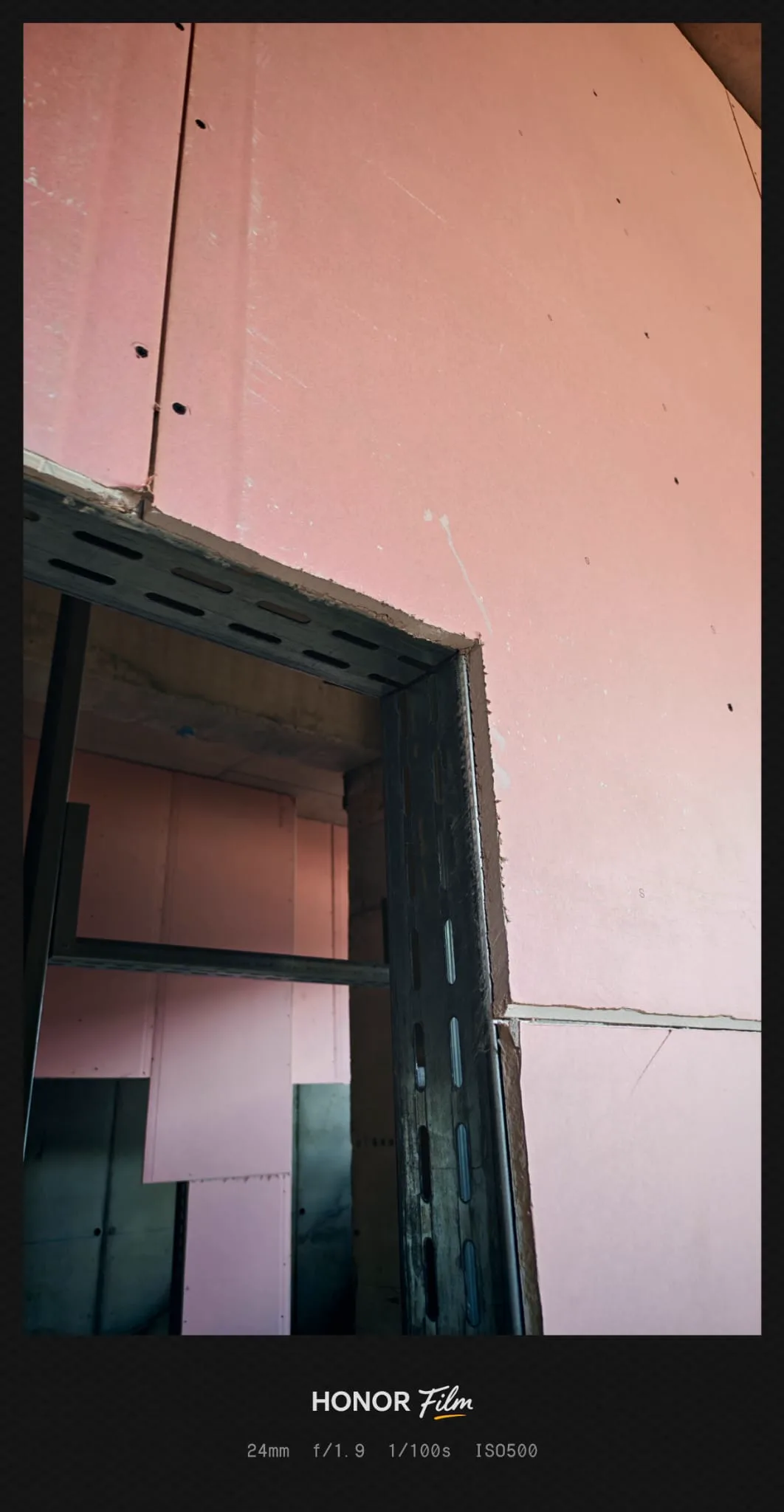 Montaj placă de gips-carton pe structură metalică, echipă la lucru