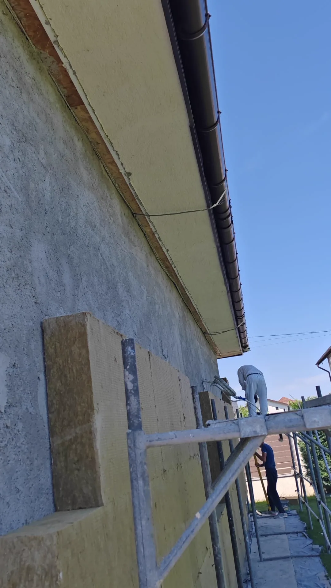 Șantier de construcție bloc de locuințe cu macara turn, vedere de ansamblu