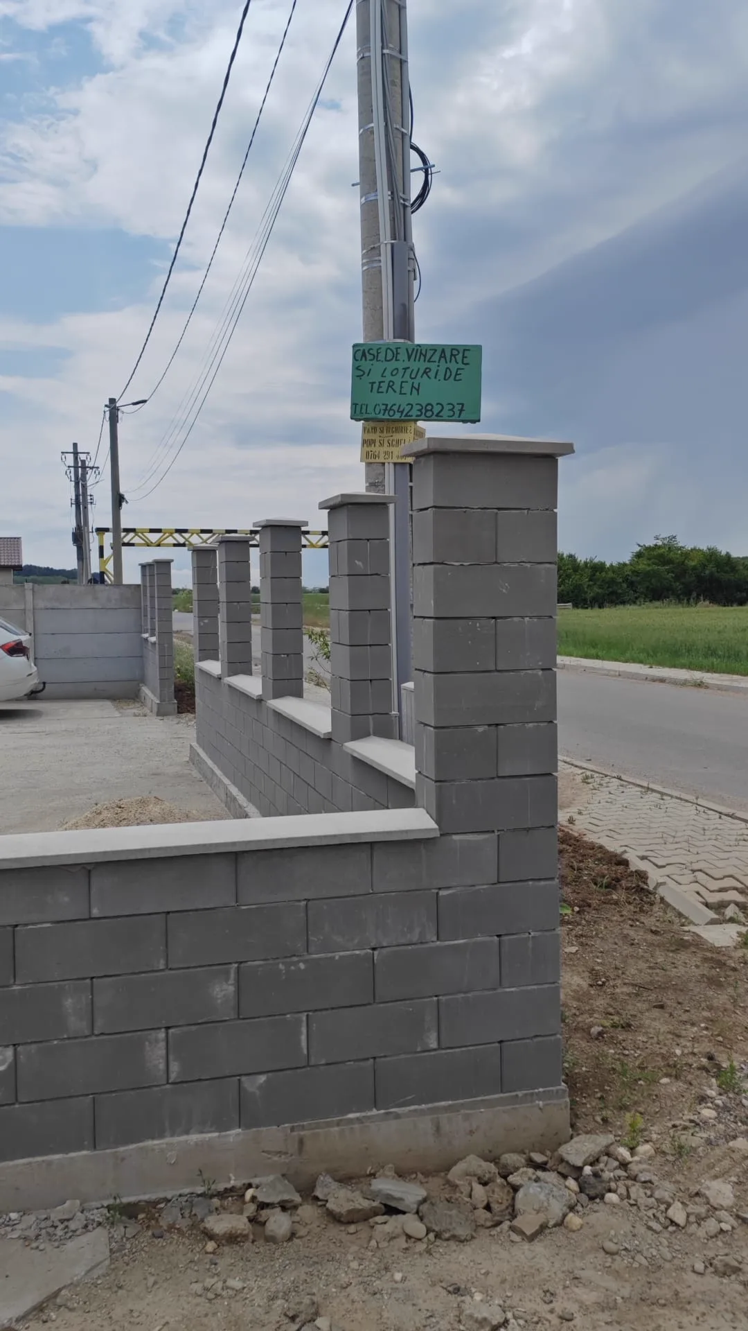 Detaliu colț placă gips-carton la ramă metalică de ușă